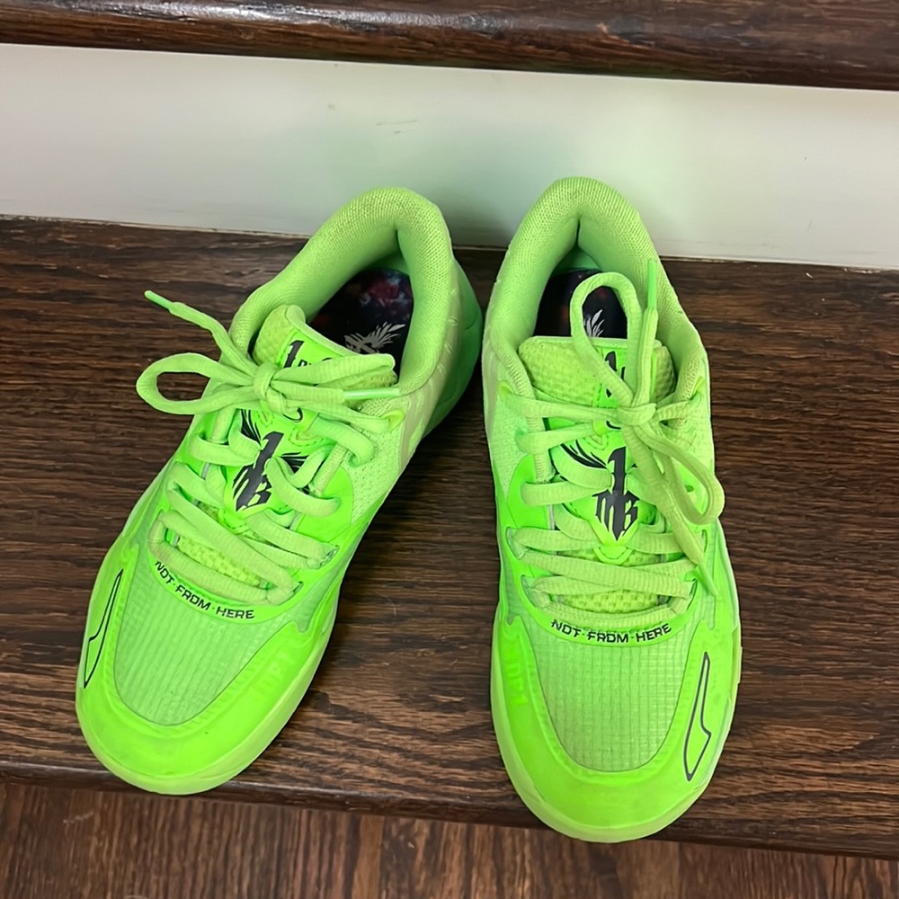 Boys Puma MELO basketball shoes size 4.5.